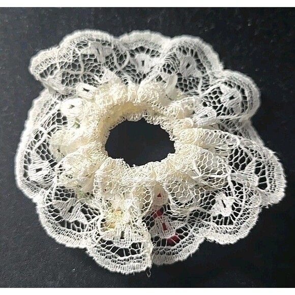 Vintage 1970s? Lace Christmas Tree Ornament Wreath With Tiny Rose, Bow, & Bell - Picture 4 of 6